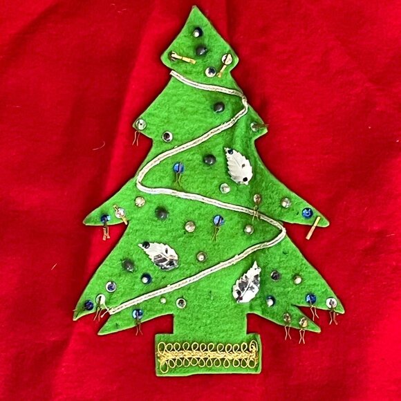 Vintage Handmade Felt Christmas Tree Skirt // Red & Green Pompom Trim - Picture 4 of 8